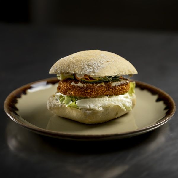 Panino con cotoletta plant-based, carpaccio di verdure e salsa tartara