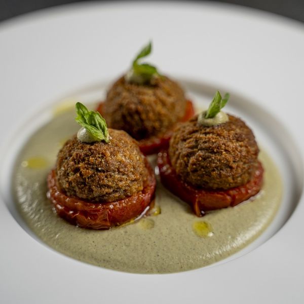 Pomodori ripieni con polpettine vegetali e salsa alle mandorle