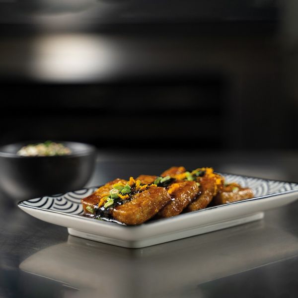 Tofu laccato con salsa agrumata e riso al vapore