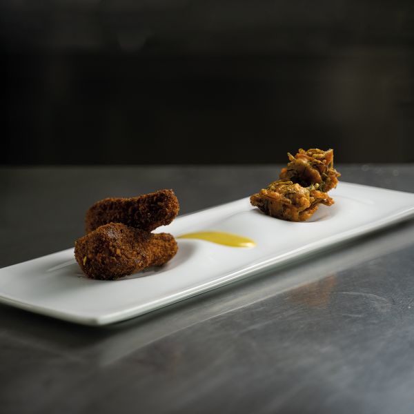 Cosciotti croccanti e pakora veg con salsa al curry e cocco