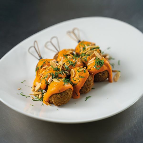 Spiedini di polpette vegetali con salsa ai peperoni e mandorle
