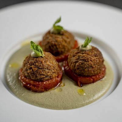 Pomodori ripieni con polpettine vegetali e salsa alle mandorle