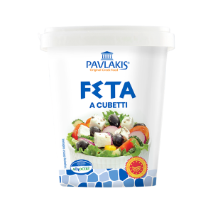 Cubetti di Feta D.O.P. in una bowl con olive e cetrioli